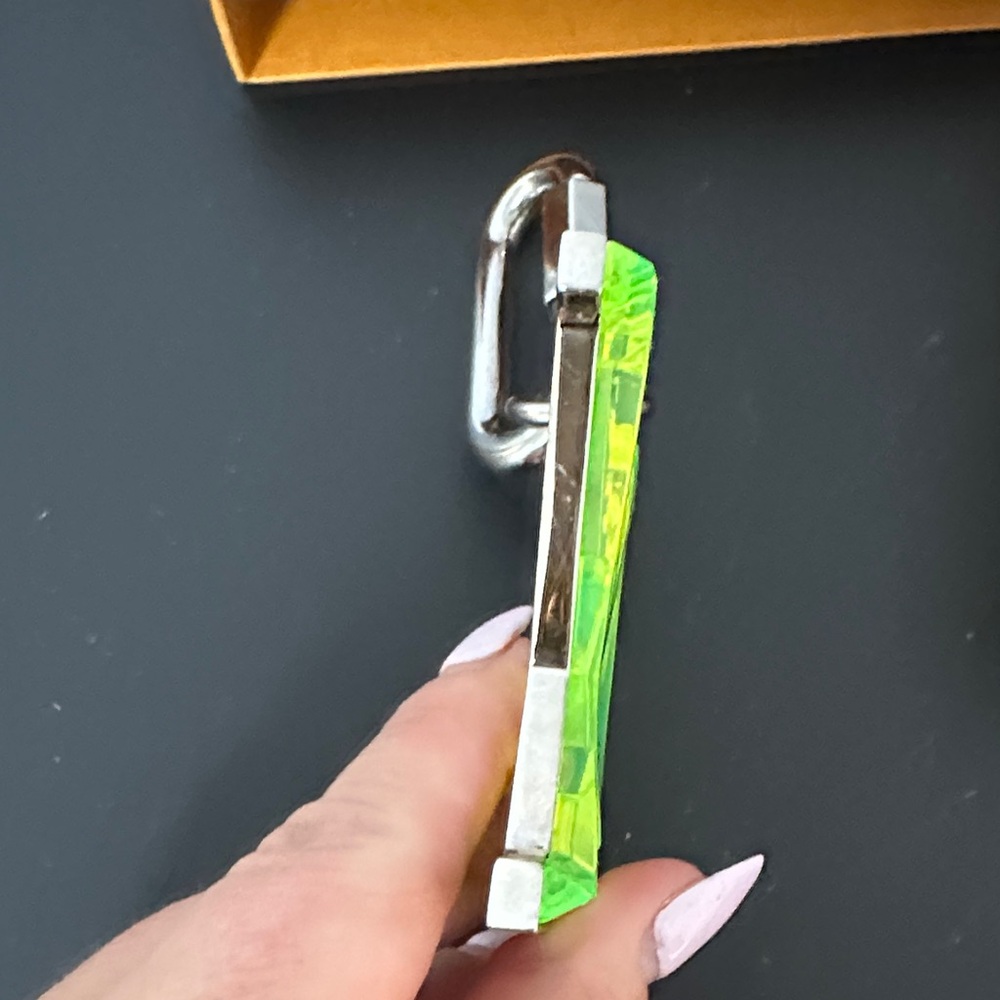 Louis Vuitton 💯% Authentic Neon Green Key Chain w Dustbag & Box. Excellent Con’d - Picture 9 of 10
